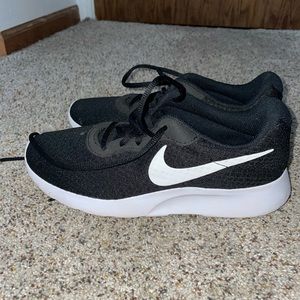 Black Women’s Nike tennis shoes